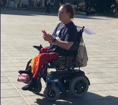 Teresa Salort Esteve leyendo unas palabras