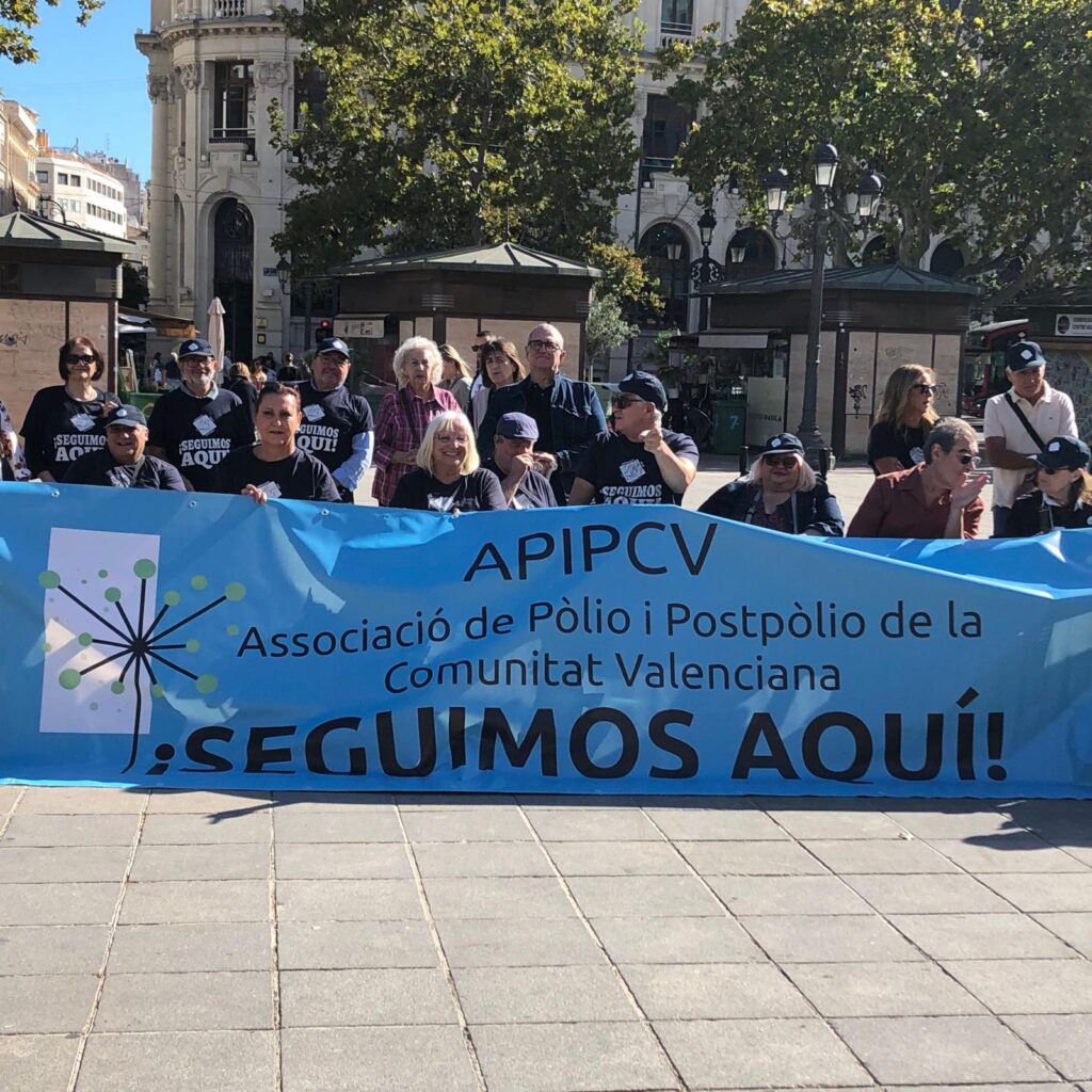 Foto de grupo con la pancarta del evento