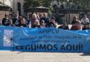 Foto de grupo con la pancarta del evento