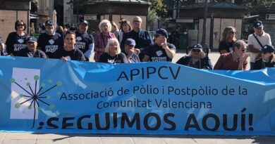 Foto de grupo con la pancarta del evento