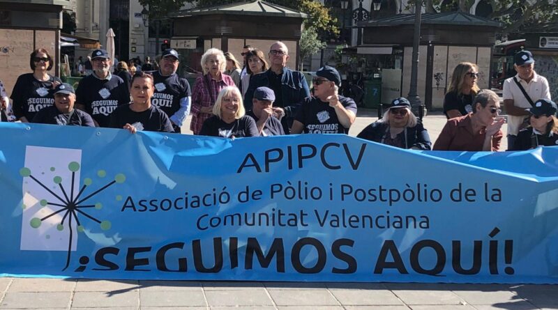 Foto de grupo con la pancarta del evento