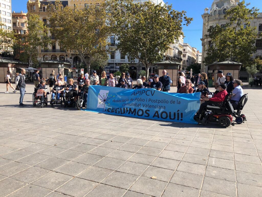 Foto de grupo con la pancarta del evento