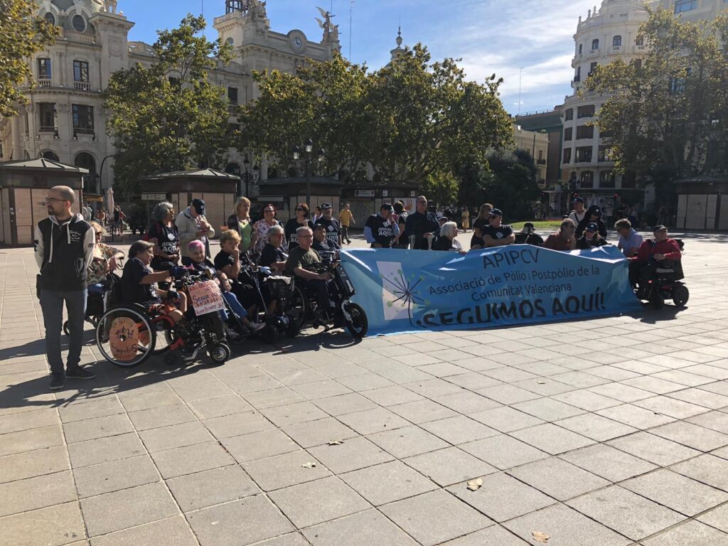 Foto de grupo con la pancarta del evento