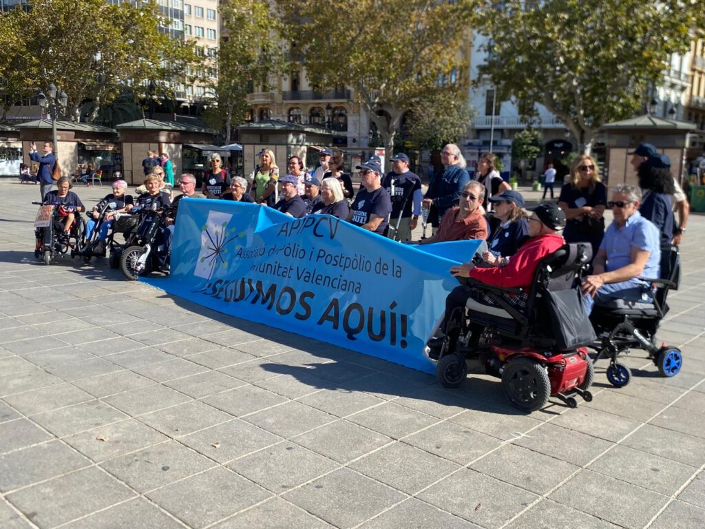Foto de grupo con la pancarta del evento