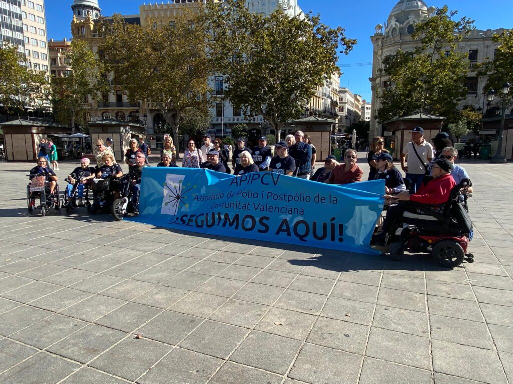 Foto de grupo con la pancarta del evento