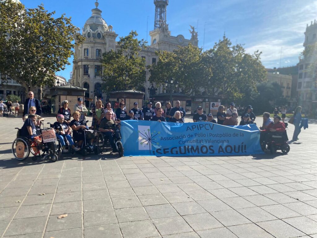 Foto de grupo con la pancarta del evento